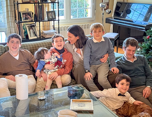 Maria and Fernando playing with their nephews and niece
